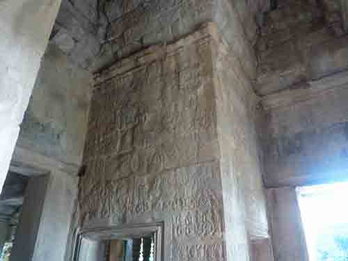 Барельефы юго-западного павильона Ангкора Ват. Кришна получает жертвоприношения, предназначенные Индре.
