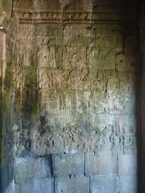 Барельефы западной части северной галереи храма Байон в Ангкоре.