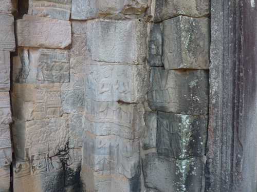 Барельефы западной части северной галереи храма Байон в Ангкоре.