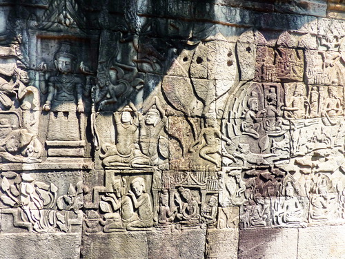 Барельеф южной галереи храма Байон в Ангкоре. Король поклоняется Вишну.
