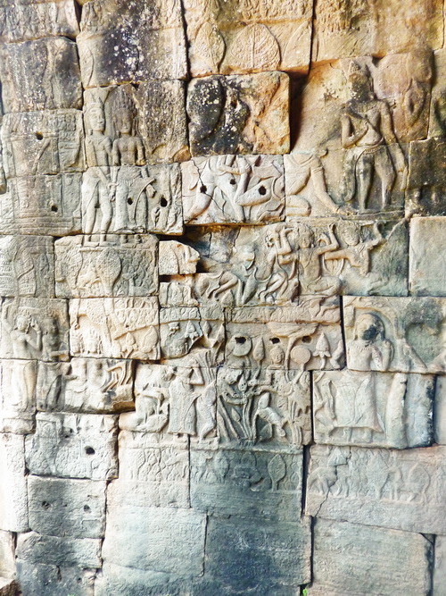 Барельеф западной галереи Байона в Ангкоре. Дворцовая сцена.