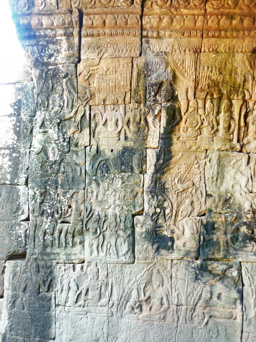 Барельеф западной галереи Байона в Ангкоре. Шива с Вишну во дворце.