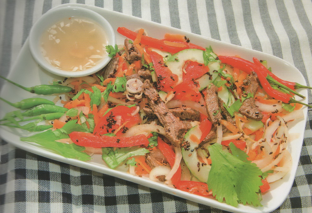 Кхмерский салат с говядиной и лемонграссом