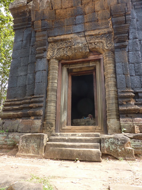 Дверь в святилище Неанг Кхмау