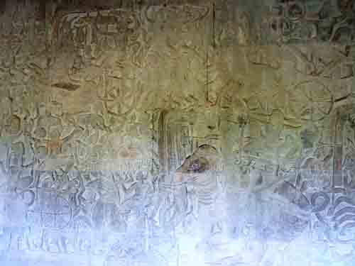 Барельефы восточной галереи Ангкора Ват. Победа Вишну над асурами.