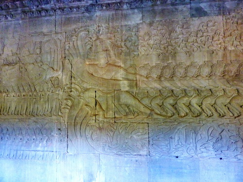 Барельеф восточной галереи Ангкор Ват. Пахтание Молочного Океана. Асур Равана держит Васки за голову.