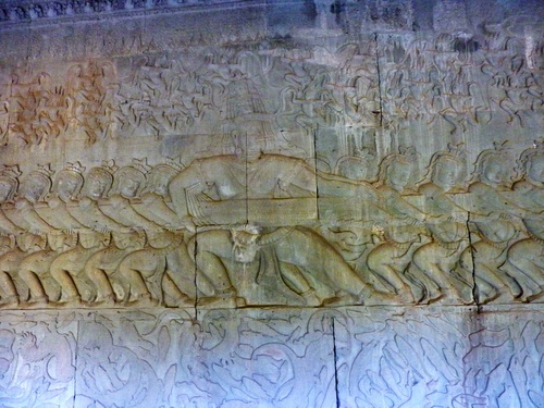 Барельеф восточной галереи Ангкор Ват. Пахтание Молочного Океана. Асуры