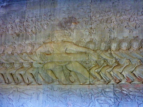 Барельеф восточной галереи Ангкор Ват. Пахтание Молочного Океана. Асуры.