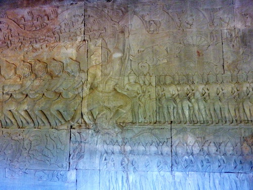 Барельеф восточной галереи Ангкор Ват. Пахтание Молочного Океана. Хануман держит Васуки за хвост.