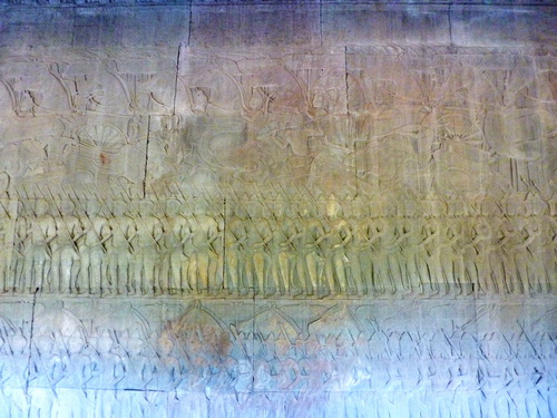 Барельеф восточной галереи Ангкор Ват. Пахтание Молочного Океана.