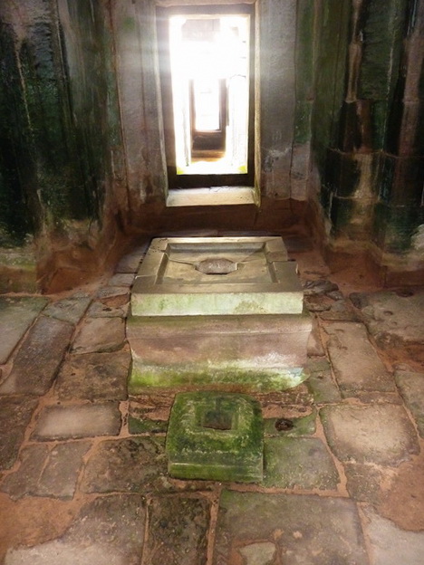 Линга внутри святилища Та Сом